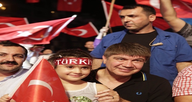 DEMOKRASİ AŞIKLARI MEYDANLARA SIĞMIYOR