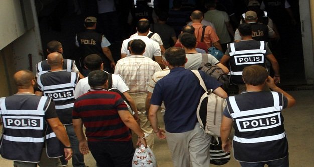 GÖZALTINDAKİ 22 RÜTBELİ POLİS ADLİYEDE