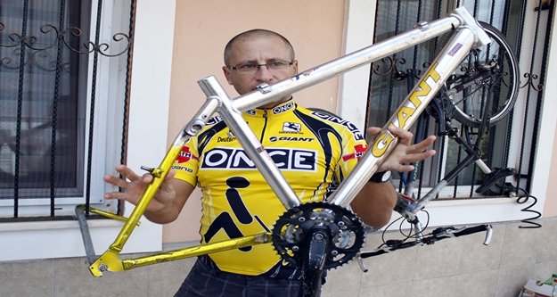 3 aracın çarptığı bisikletli ölümden döndü