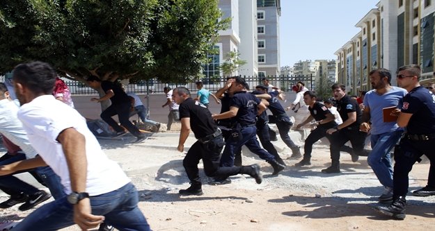 ADLİYEDE DURUŞMA SONRASI ARBEDE