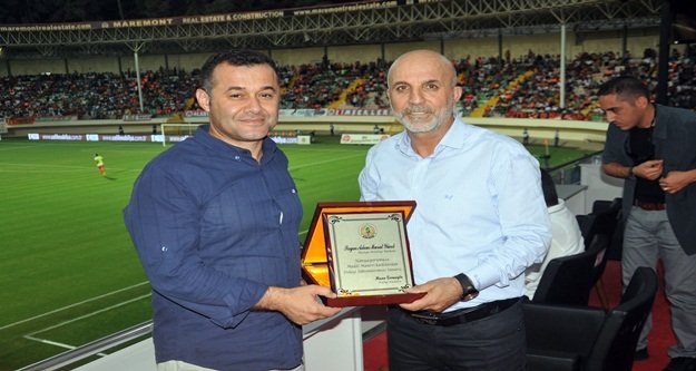 Başkan Yücel'e şükran plaketi