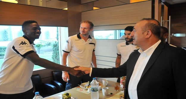 ÇAVUŞOĞLU, ALANYASPOR'UN KAMPINI ZİYARET ETTİ