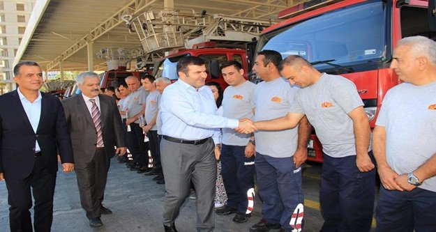 Kahramanların gününü kutladı