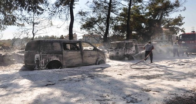 Ormanlık alandaki yangın iki aracı kül etti