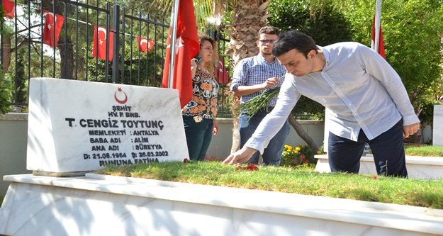 Şehitlerimiz ve ailelerini ziyaret etti