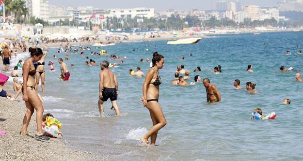 TATİLCİLER SAHİLLERİ DOLDURDU