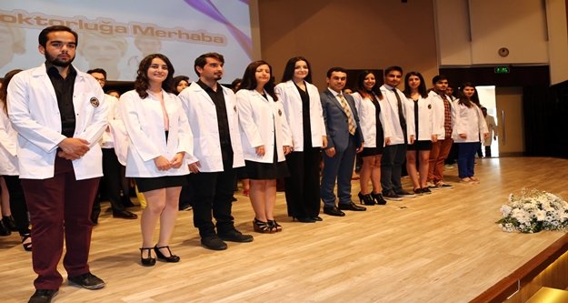 AÜ’de beyaz önlük sevinci