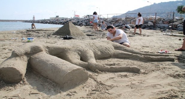 Kumdan heykel yarışması yapıldı