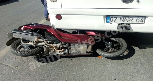 Motosiklet halk otobüsünün altına girdi