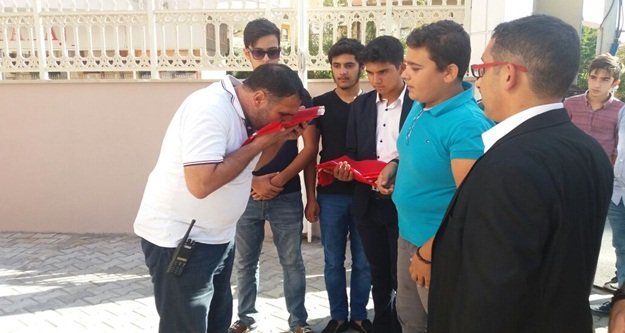 Polis ve askere bayraklı destek