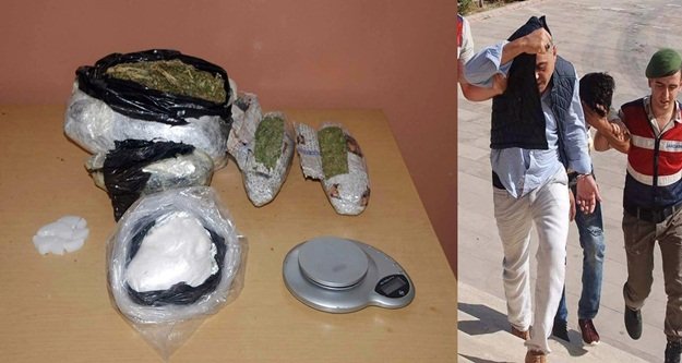 Valizdeki esrar kokmasın diye naftaline sarmışlar