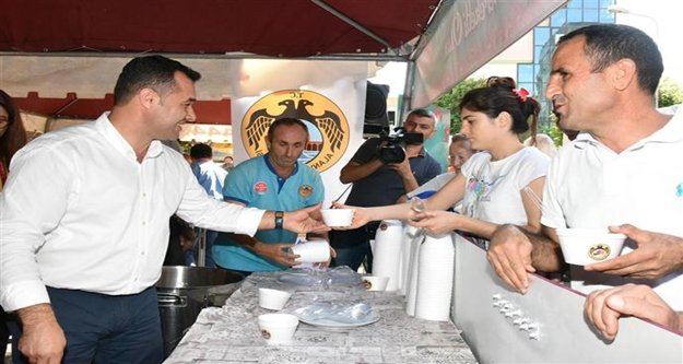 Yücel vatandaşlara aşure ikram etti