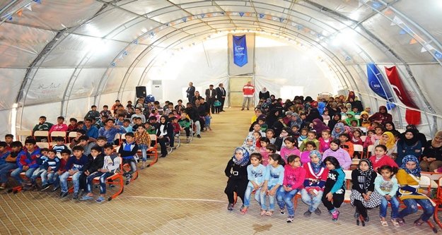 Alanyalı çocuklar savaşın çocuklarını sevindirdi