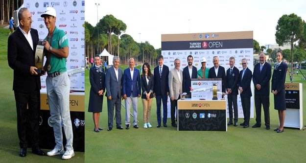 Çavuşoğlu ödül törenine geldi