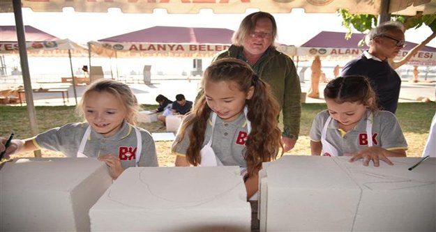 Minik eller sanatla buluştu