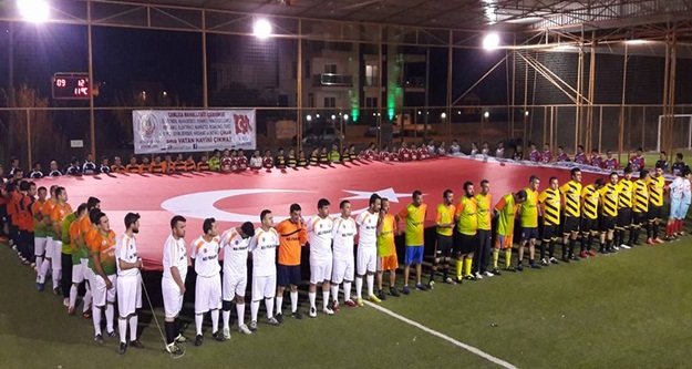 Turnuvaya dev bayraklı start