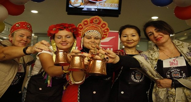 Yabancı gelinler Türk kahvesi yapmak için yarıştı