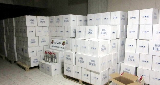 Alanya'da 7 bin şişe kaçak içki yakalandı