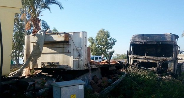 Alanya'da iki tır kafa kafaya çarpıştı