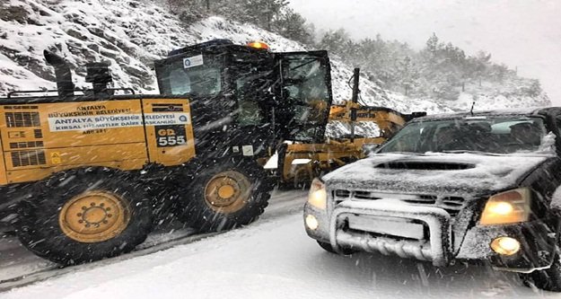 Alanya'da kardan kapanan yollar açıldı