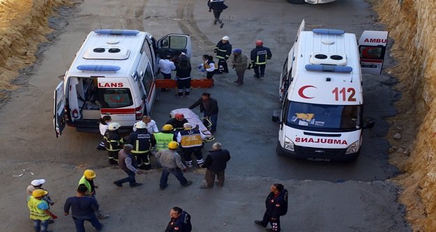 Alt geçit iskelesi çöktü: 3 işçi yaralandı