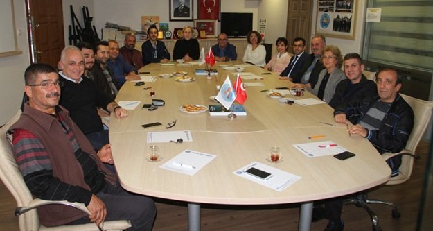 Anıt önüne davet etti