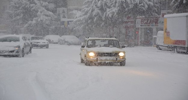 Antalya'da kar yağışı okulları tatil ettirdi