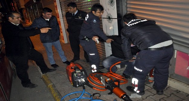 Birahanede mahsur kalan 3 arkadaşı itfaiye kurtardı