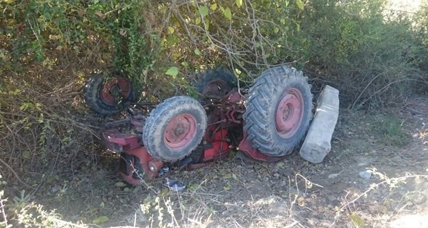 Devrilen traktörün altında kalan sürücü hayatını kaybetti