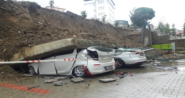 Duvar çöktü araçlar altında kaldı