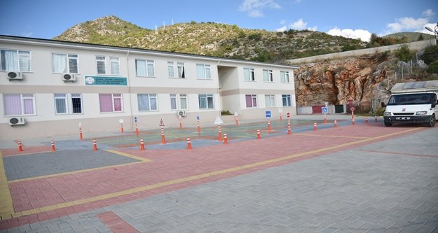 Engelli öğrencilere mini trafik eğitim pisti