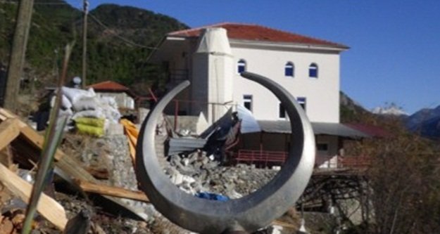 Fırtına cami minaresini yıktı