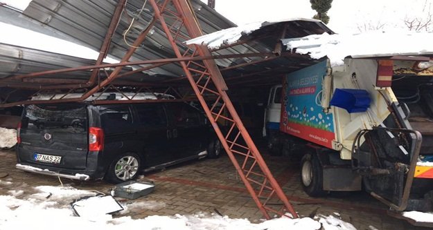 Kar belediye şantiyesini çökertti