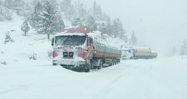 Karda mahsur kalanları AFAD kurtardı