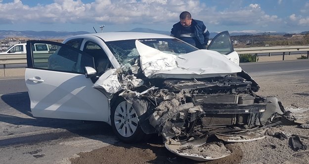 Otomobil traktör römorkuna çarptı: 4 yaralı