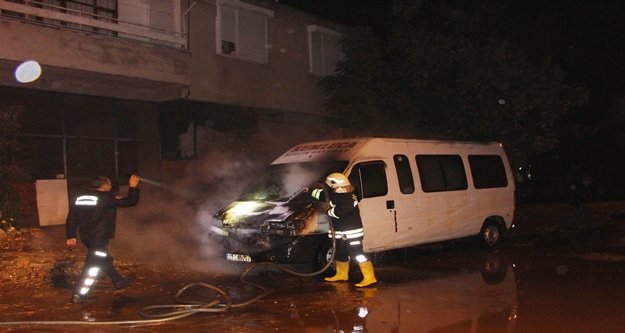 Park halindeki minibüs yandı