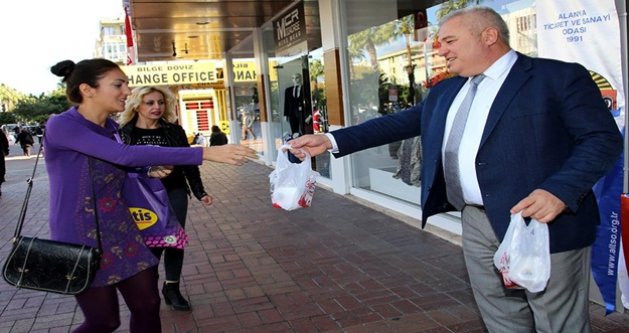 Şahin kandil simidi ikram etti