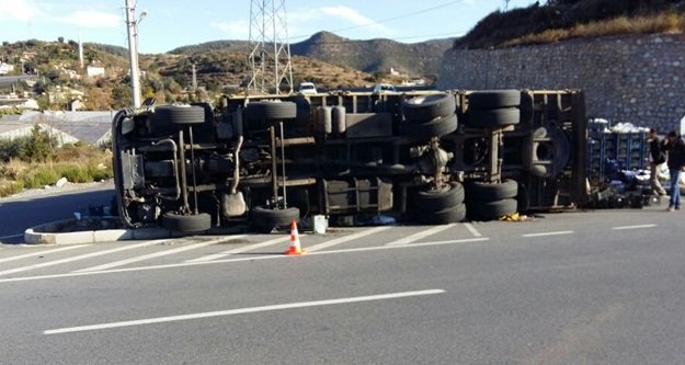 Şiddetli rüzgar kamyonu devirdi