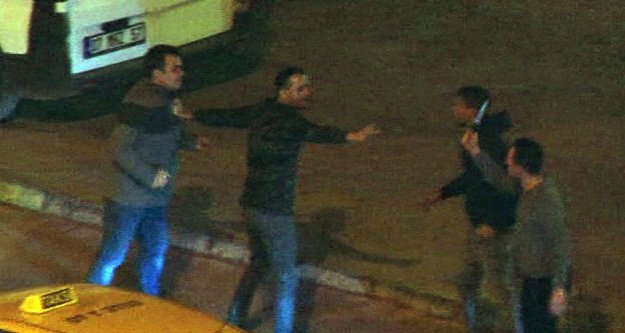 Trafikte tekmeli tokatlı bıçaklı kavga