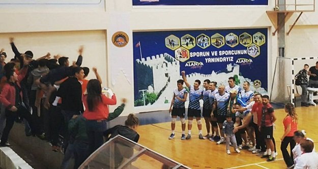 Voleybolculardan altın vuruş