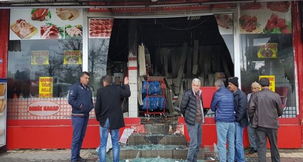 Yıldırım düşen dükkan harabeye döndü