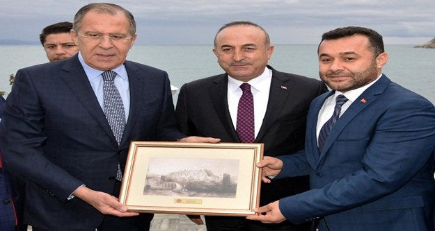 Yücel'den Lavrov'a Alanya hediyesi