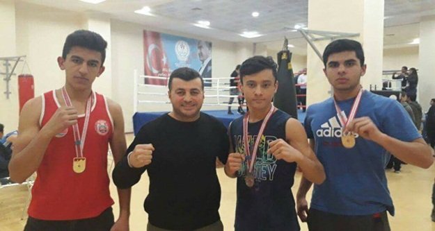 3 madalyayla döndüler