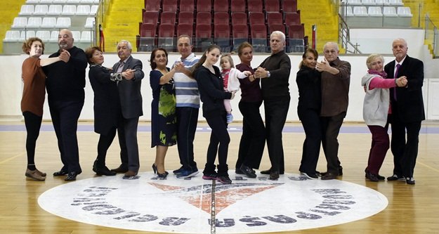 60 yaş üstü dansta rakip tanımıyorlar