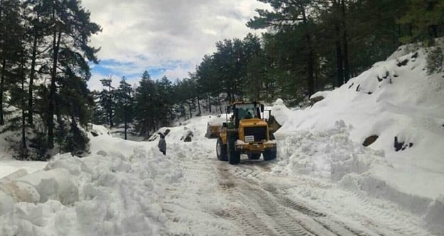 Alanya'da kardan kapanan yollar açılıyor