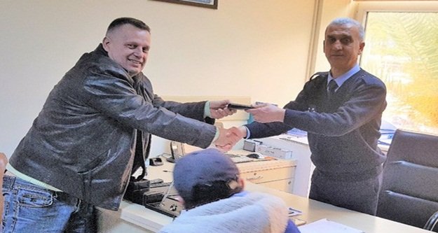 Cüzdanın sahibini bulup teslim etti