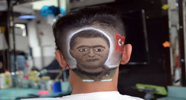 Fethi Sekin’in portresini kafasına çizdirdi