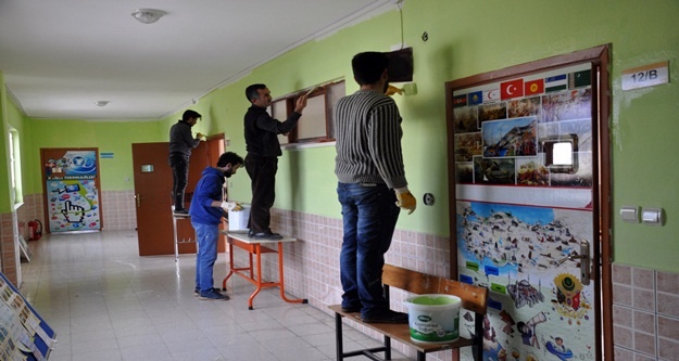 FETÖ'den alınan okulu imamlar boyadı