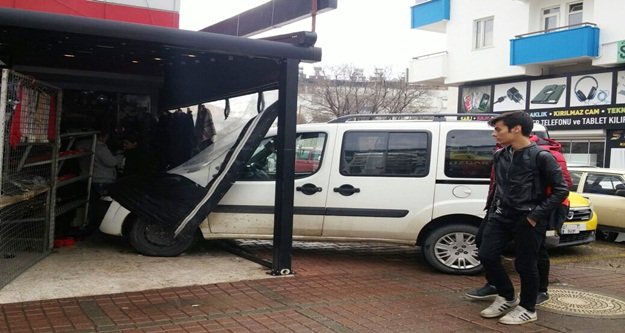 Halk otobüsü ile çarpışan otomobil iş yerine girdi