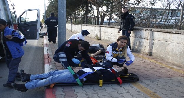 Kasksız gençler ölümden döndü